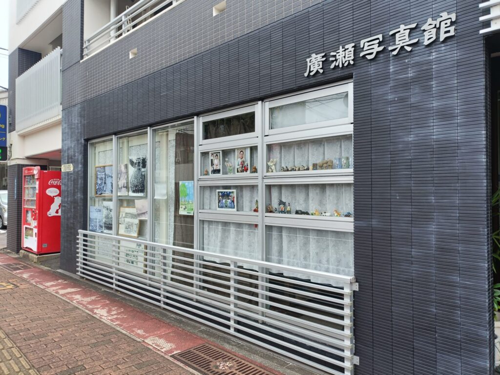 What Happens in Nagasaki on August 9: Inside the Moment of Silence at Sannō Shrine Hirose Photo Studio near Sannō Shrine, its window displaying a wartime photograph of the shrine